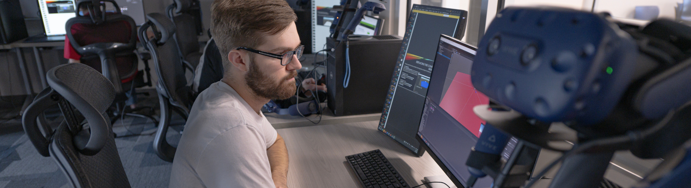 student studying a computer in the virtual reality lab