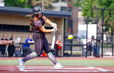 Emma Lee batting with the Mankato Habaneros