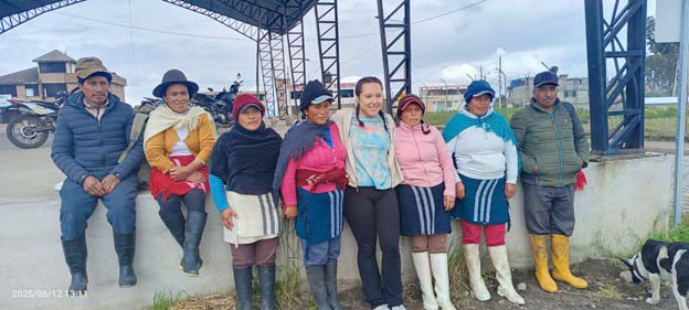 Trine student with Tuntatacto community members