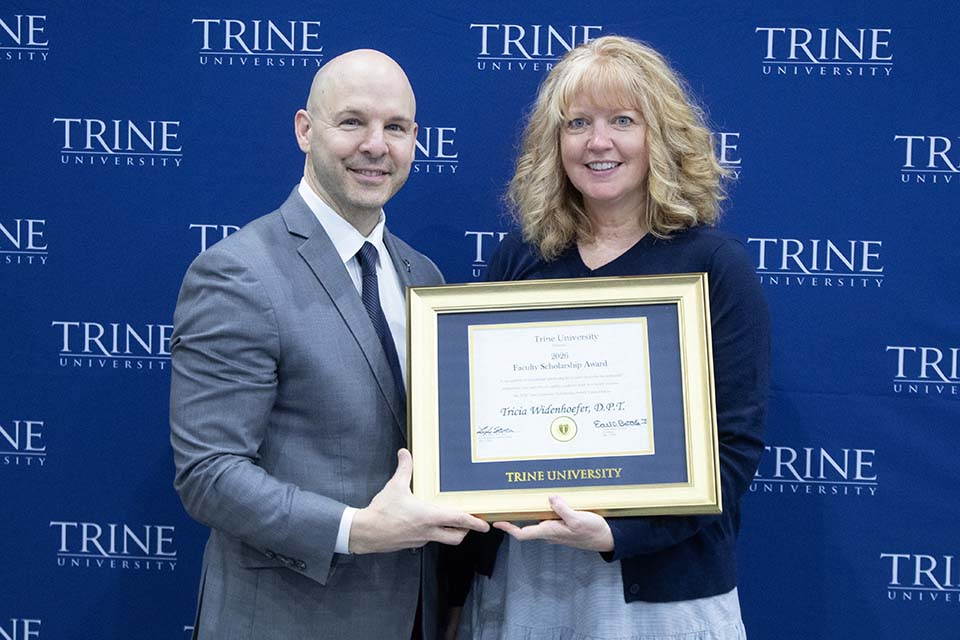Dr. Kline presents award to Dr. Widenhoefer
