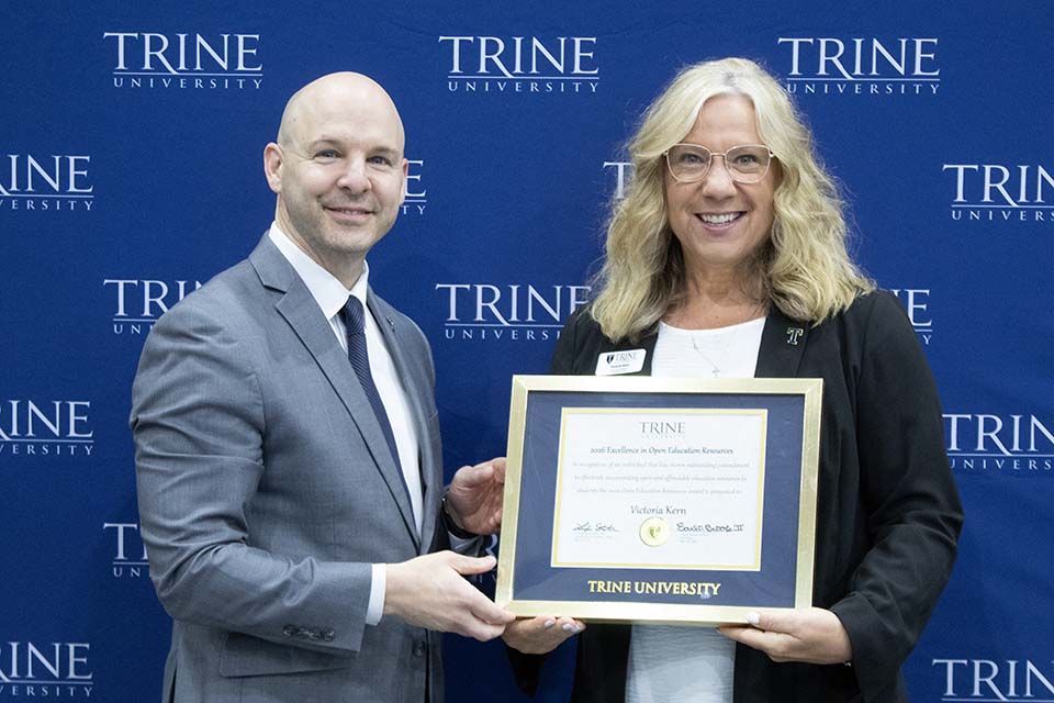 Dr. Kline presents award to Vickie Kern